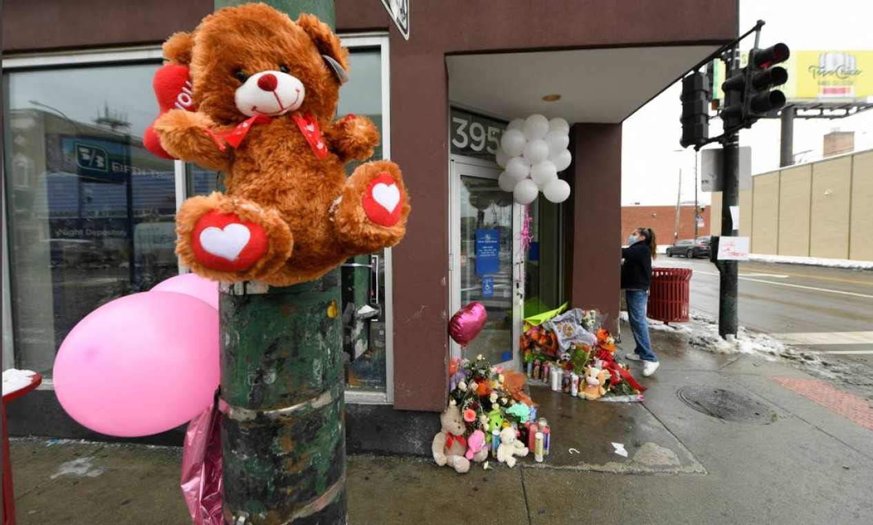 Ursinho de pelúcia é pendurado em um poste de luz em um memorial para Melissa Ortega, de 8 anos, em Chicago. A menina caminhava com sua mãe quando foi assassinada a tiros, no bairro de Little Village Foto: PAUL BEATY / AFP