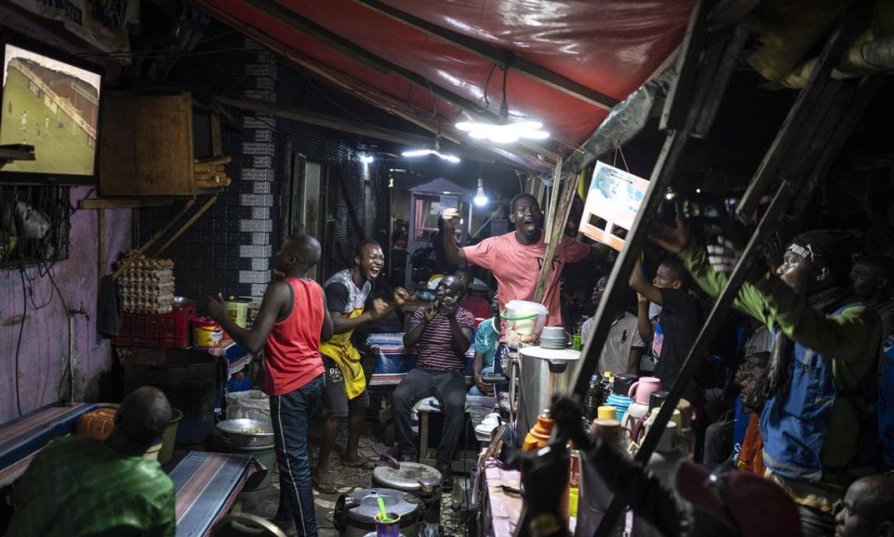 Paixão nacional. Torcedores de Camarões, na cidade de Douala, comemoram o primeiro gol da vitória de 2 a 1 contra a seleção de Comores, em partida partida de futebol válida pela Copa das Nações Africanas Foto: CHARLY TRIBALLEAU / AFP