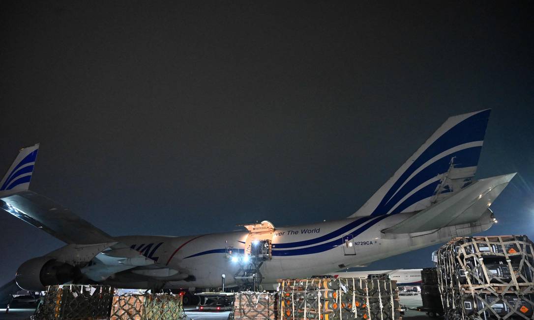 Funcionários do aeroporto Boryspil, em Kiev, descarregam aeronave com equipamentos de segurança fornecidos pelo governo dos EUA à Ucrânia Foto: SERGEI SUPINSKY / AFP