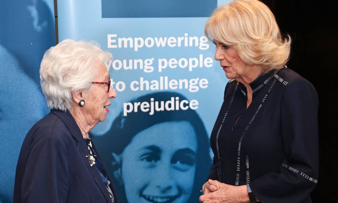 Eva Schloss, da organização Anne Frank Trust, conversa com Camilla Parker-Bowles, duquesa da Cornuália, durante evento que marcou, semana passada, o 75º aniversário de publicação do diário da menina judia Foto: CHRIS JACKSON / AFP/20-01-2022