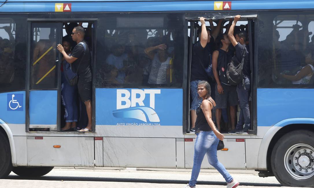 RI Rio de Janeiro (RJ) 26/01/2022 - Verão/Calor. Ônibus do BRT que deveriam ter ar condicionado , circulam pela Zona Oeste com as portas abertas pra aliviar o calor dos passageiros. Flagrante de vários ônibus circulando com as portas abertas entre as estações Mato Alto e Ilha de Guaratiba. Foto Fabiano Rocha/ Agência O Globo Foto: FABIANO ROCHA / Agência O Globo