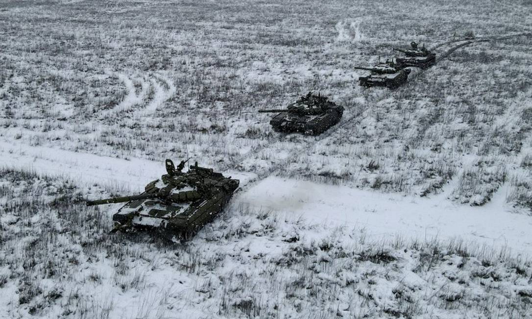 Forças do Exército russo durante treinos na quarta-feira na Cordilheira de Kuzminsky, na região sul de Rostov, na Rússia Foto: SERGEY PIVOVAROV / REUTERS