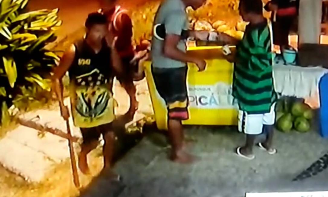 As imagens da câmera do quiosque Tropicália mostram o congolês Moïse Mugenyi Kabagambe sendo agredido até a morte por três homens na orla da Barra da Tijuca Foto: Reprodução