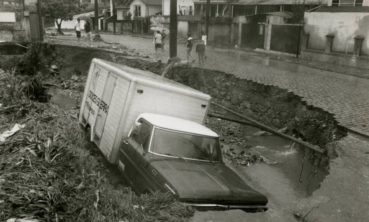 Caminhão foi engolido por cratera que se abriu no Centro de Petrópolis Foto: Guilherme Pinto / Agência O Globo - 06/02/1988