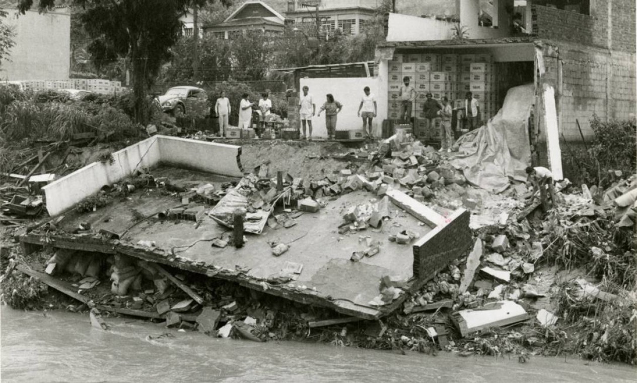 Casa às margens do Rio Piabanha desaba na União-Indústria Foto: Otávio Magalhães / Agência O Globo - 06/02/1988