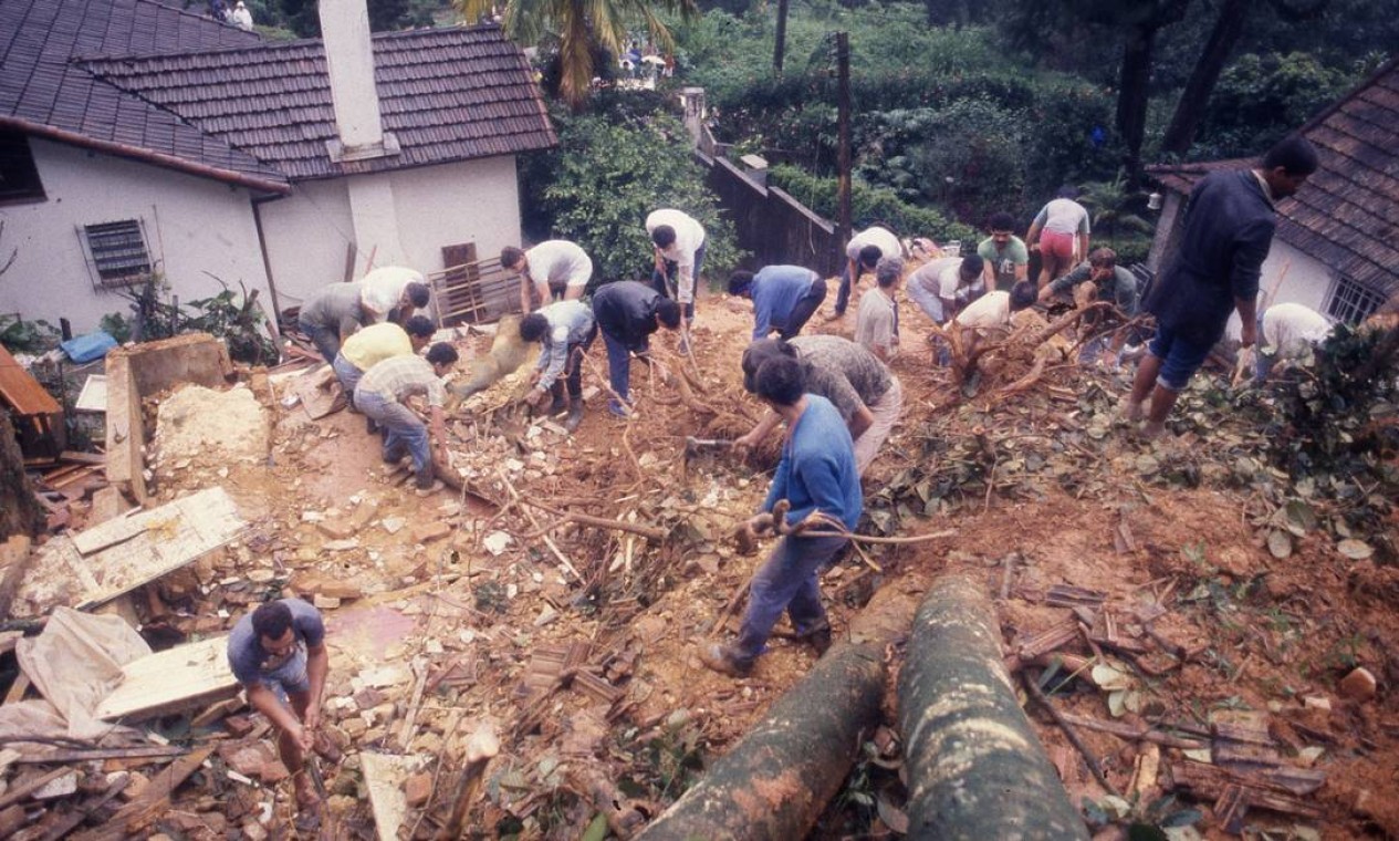 Equipes de resgate buscam por possíveis sobreviventes nos escombros Foto: Otávio Magalhães / Agência O Globo - 07/02/1988o