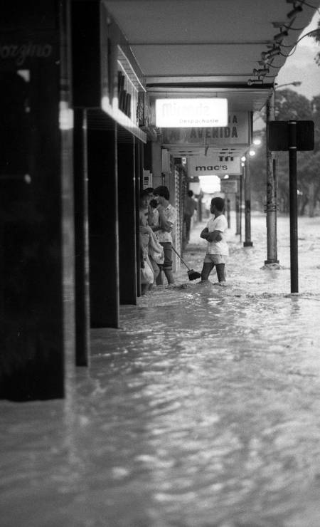 Rua do Imperador alagada em fevereiro de 1988 Foto: Hipólito Pereira / Agência O Globo - 11/02/1988