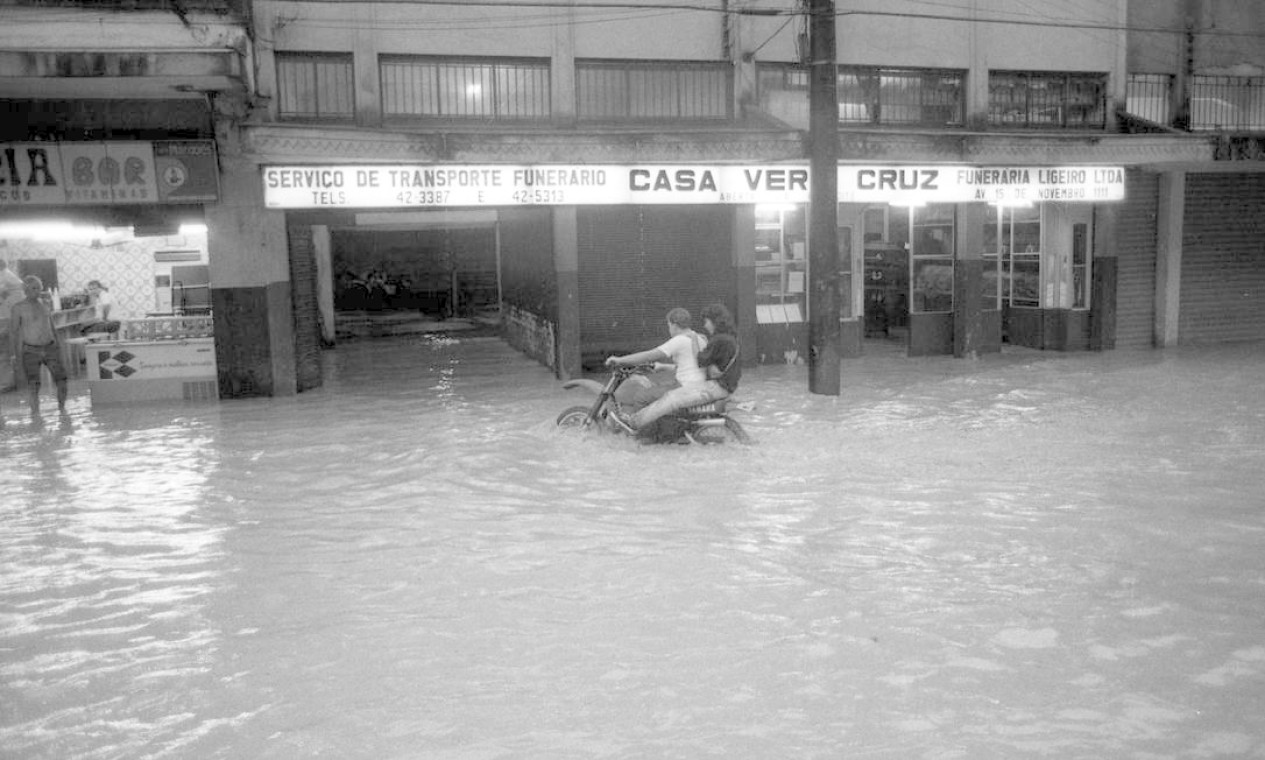 Rua do Imperador alagada em fevereiro de 1988 Foto: Hipólito Pereira / Agência O Globo - 11/02/1988