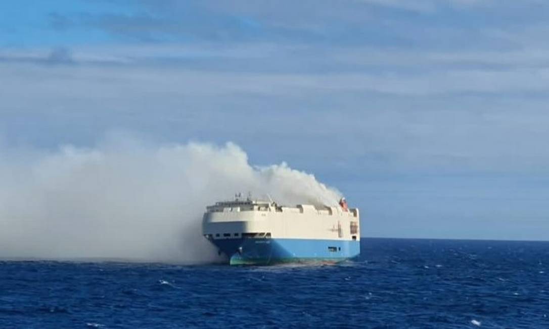 O navio de carga Felicity Ace à deriva ao largo da costa de Portugal Foto: Divulgação/ Marinha Portuguesa