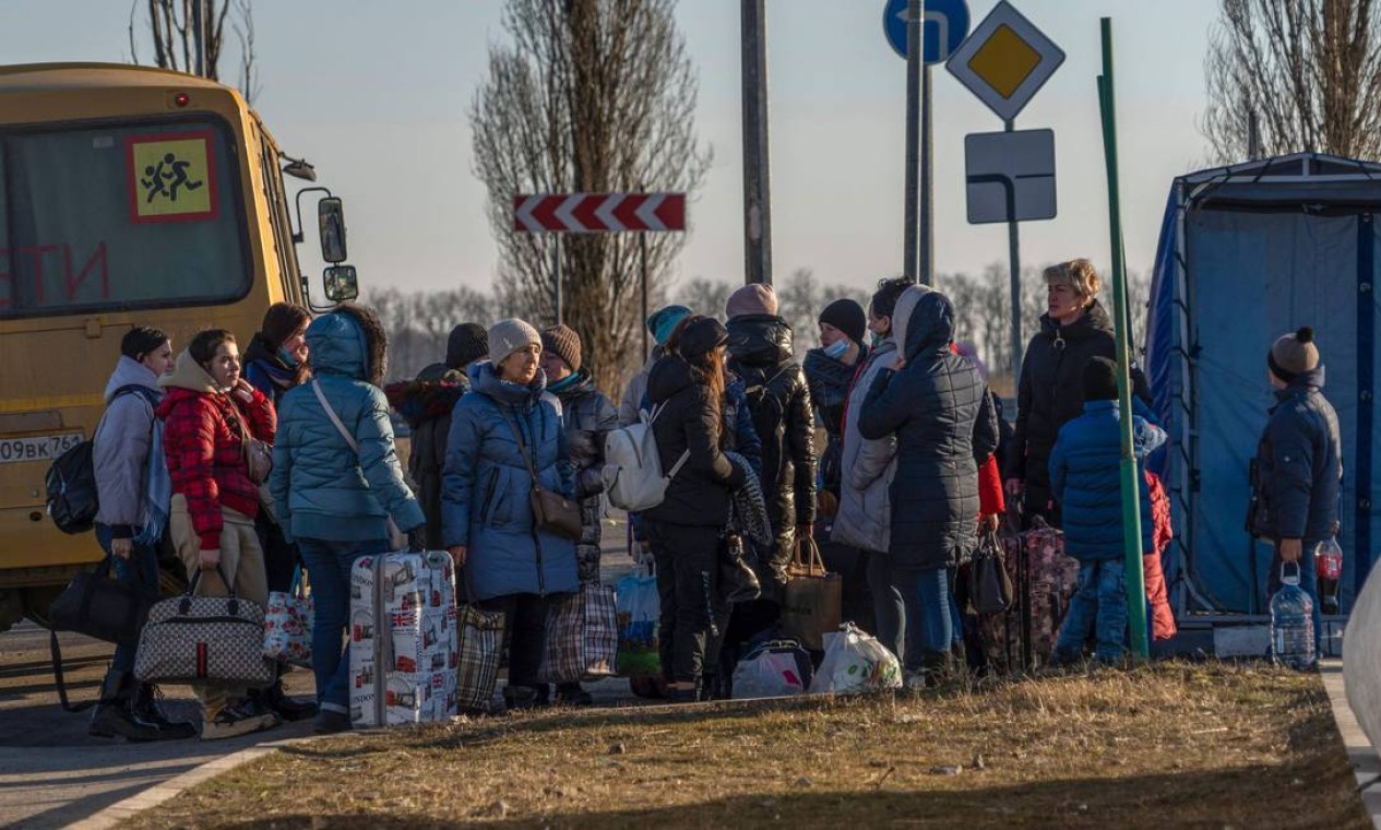 Acampamento na vila de Veselo-Voznesenka, na costa do Mar de Azov. Região na fronteira com a Ucrânia declarou estado de emergência, citando número crescente de pessoas que chegam de regiões controladas por separatistas Foto: ANDREY BORODULIN / AFP