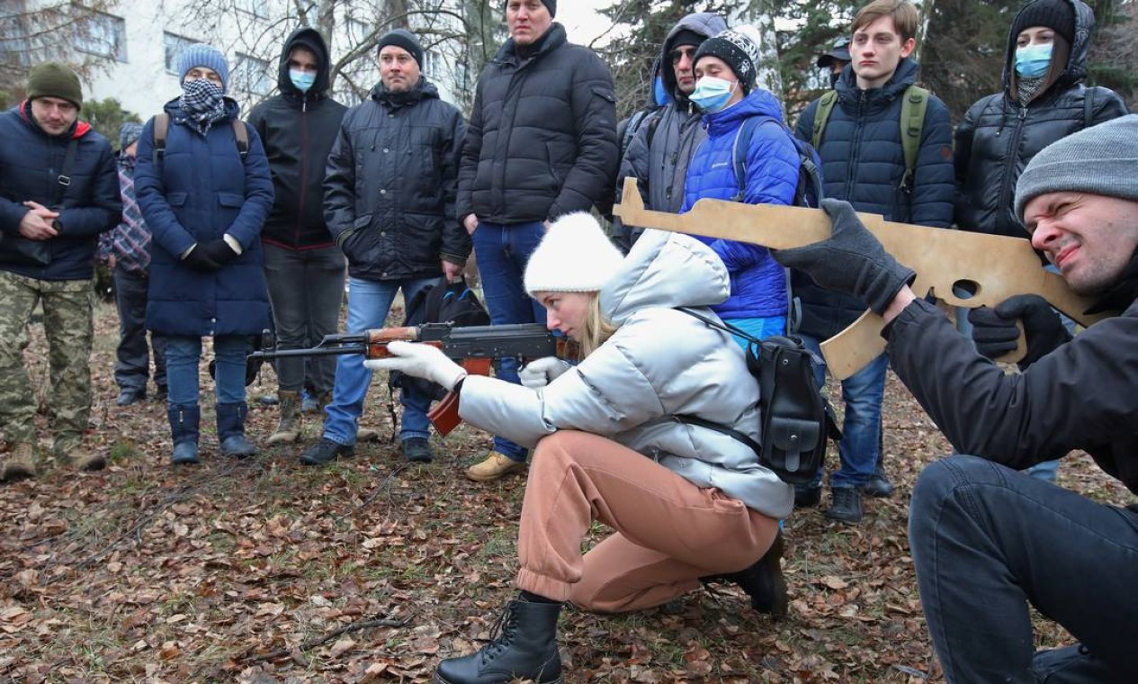 Pessoas participam de exercício militar para civis conduzido por veteranos do batalhão Azov da Guarda Nacional Ucraniana, em Kharkiv Foto: VYACHESLAV MADIYEVSKYY / REUTERS