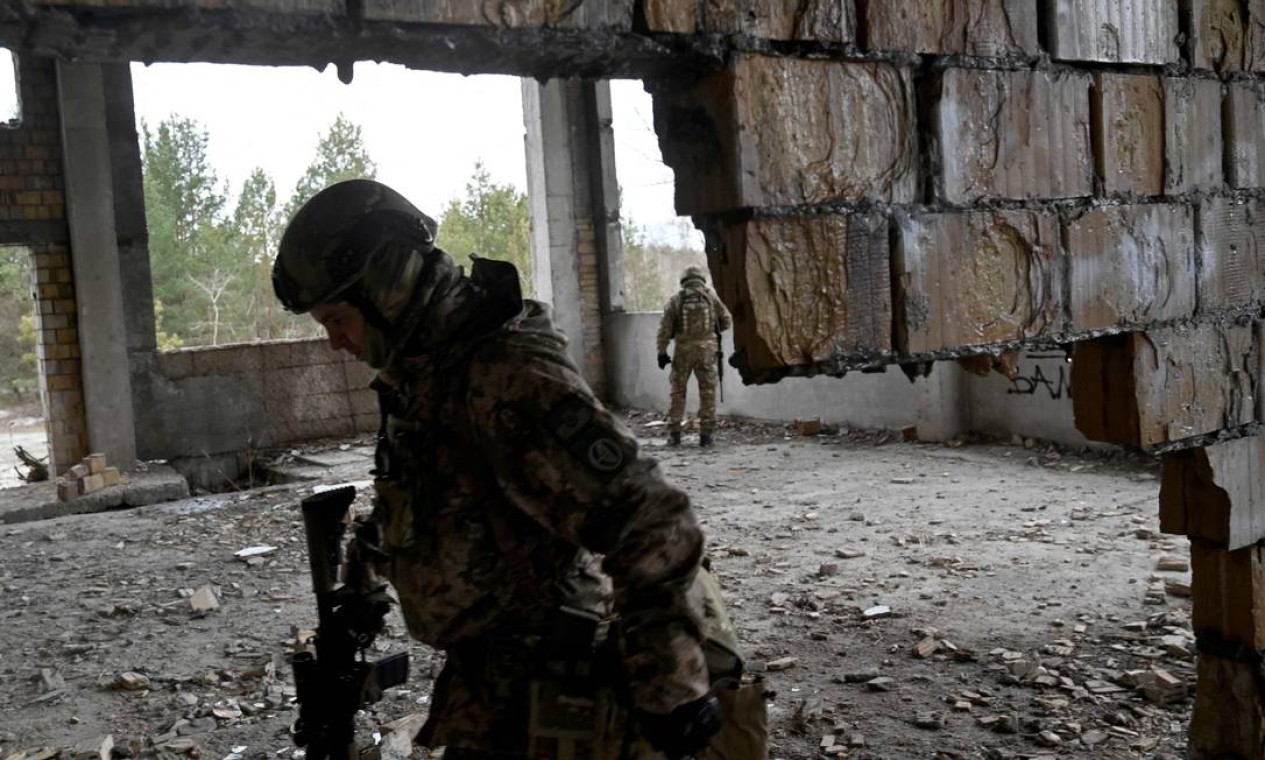 Forças de Defesa Territoriais da Ucrânia participam de um exercício militar fora de Kiev Foto: SERGEI SUPINSKY / AFP