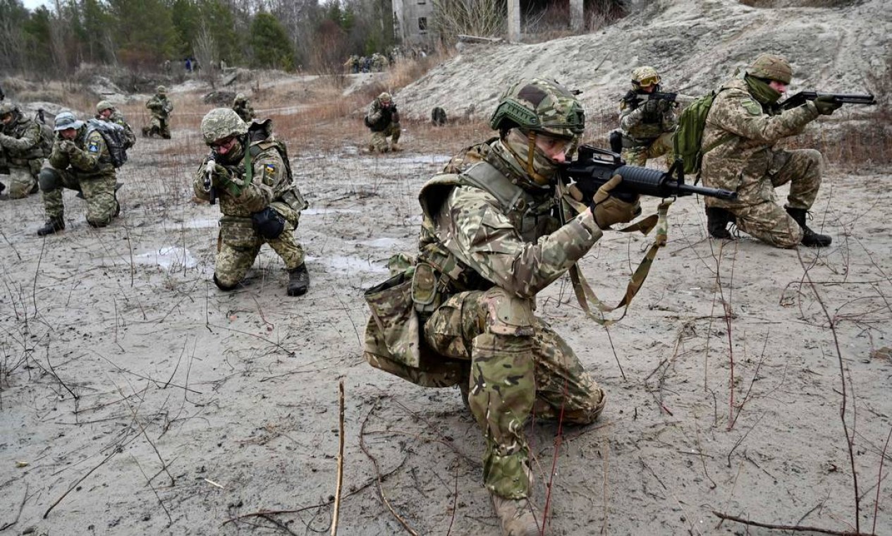 Forças de Defesa Territoriais da Ucrânia participam de exercício militar fora de Kiev Foto: SERGEI SUPINSKY / AFP