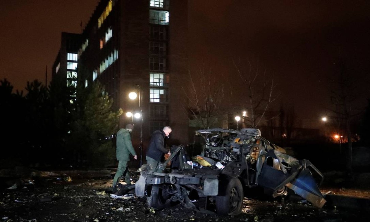 Destroços de um carro que, segundo as autoridades locais, foi explodido em Donetsk Foto: ALEXANDER ERMOCHENKO / REUTERS