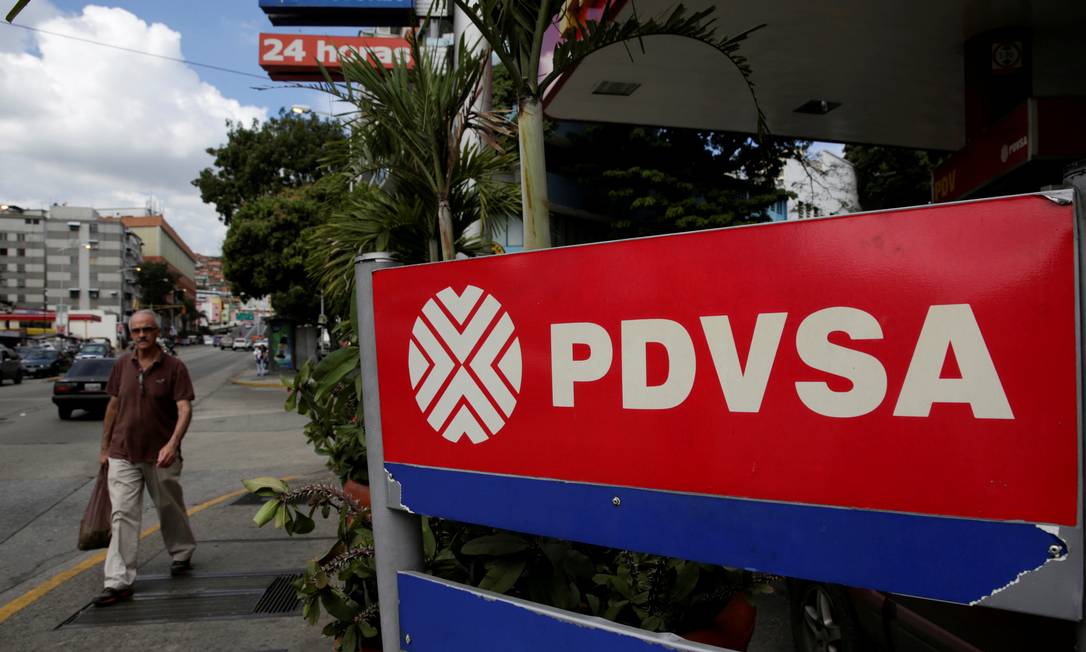 Placa de posto da PDVSA em Caracas Foto: Marco Bello / Reuters