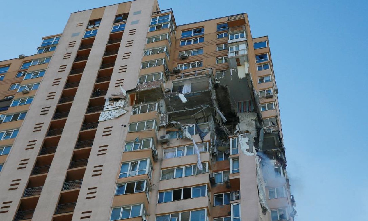 Míssel russo atingiu prédio residencial da capital Kiev Foto: GLEB GARANICH / REUTERS