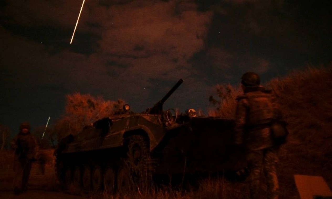 Militares ucranianos se abrigam em um abrigo em posições de combate na base aérea militar Vasylkiv, na região de Kiev, Ucrânia Foto: MAKSIM LEVIN / REUTERS - 27/02/2022