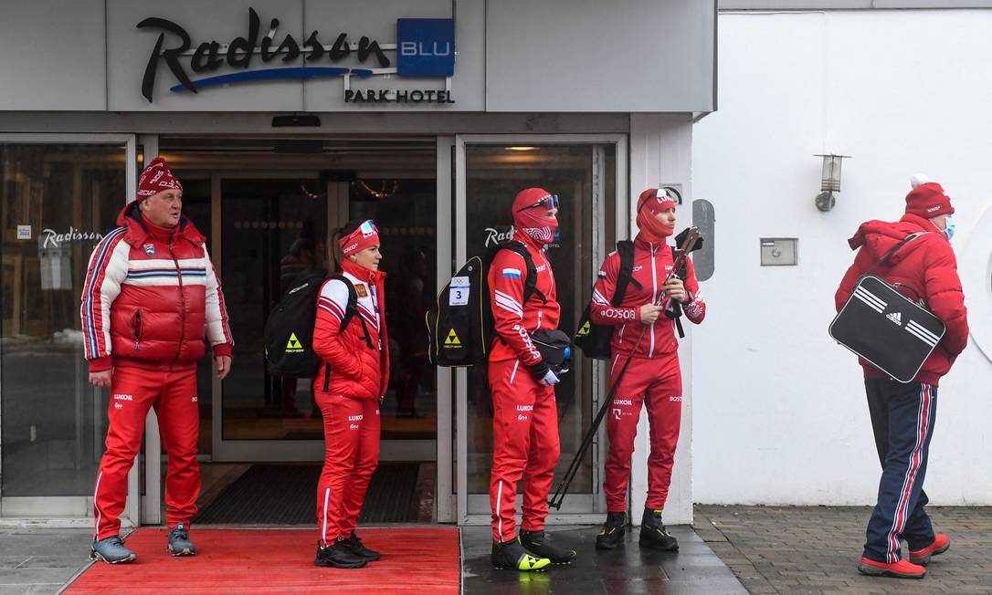 Membros da equipe nacional russa de esqui cross-country do lado de fora de um hotel em Oslo. A Noruega contestou uma decisão da Federação Internacional de Esqui de permitir que os russos continuem competindo Foto: Annika Byrde / NTB / AFP / Norway OUT