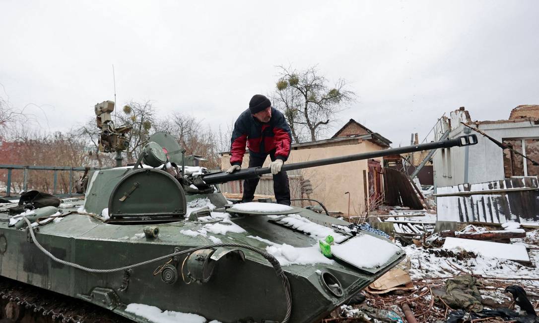 Civil e veículo militar destruído na cidade ucrania de Bucha, na região de Kiev Foto: SERHII NUZHNENKO / REUTERS