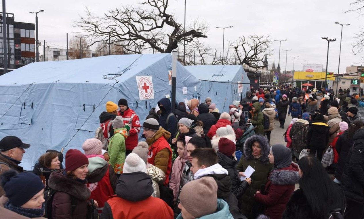 Tendas da Cruz Vermelha do lado de fora da estação ferroviária na cidade ucraniana de Lviv, no oeste da Ucrânia, presta assistência Foto: YURIY DYACHYSHYN / AFP