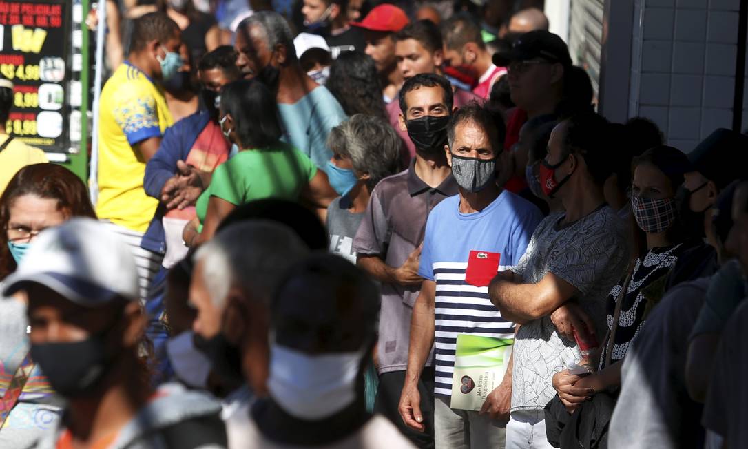 Aquecimento. Fila da Caixa em Queimados (RJ): saque do FGTS já foi permitido em outros momentos, como em 2020, quando filas se formavam para sacar o recurso Foto: Fabiano Rocha / Agência O Globo