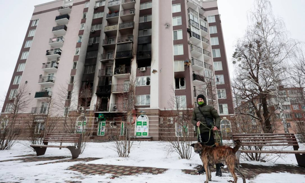 Tanques russos e prédios foram destruídos na cidade de Bucha Foto: SERHII NUZHNENKO / REUTERS