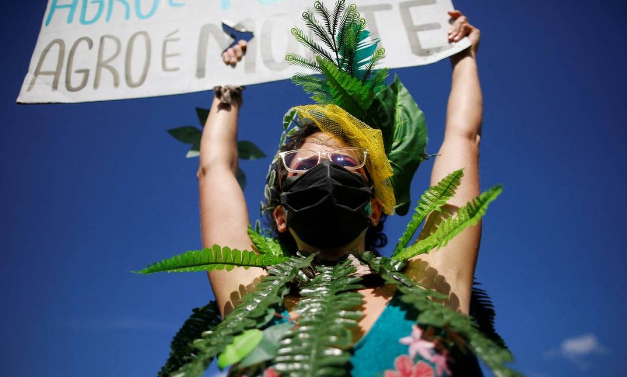 Manifestante participa do Ato pela Terra, contra a política ambiental, desmatamento e mineração em terras indígenas do presidente Jair Bolsonaro, em Brasília Foto: ADRIANO MACHADO / REUTERS