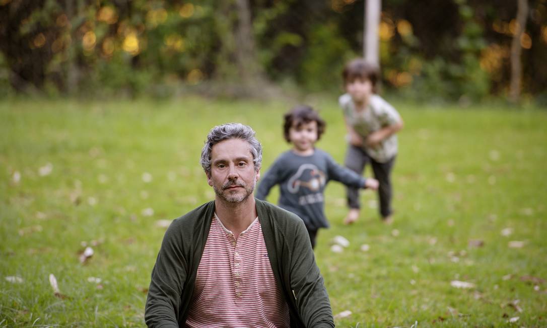 Alexandre Nero com os filhos Noá e Inã: 'Quando meu filho nasceu, não amei aquele moleque à primeira vista. Meu amor por ele foi construído no dia a dia' Foto: Priscila Prade