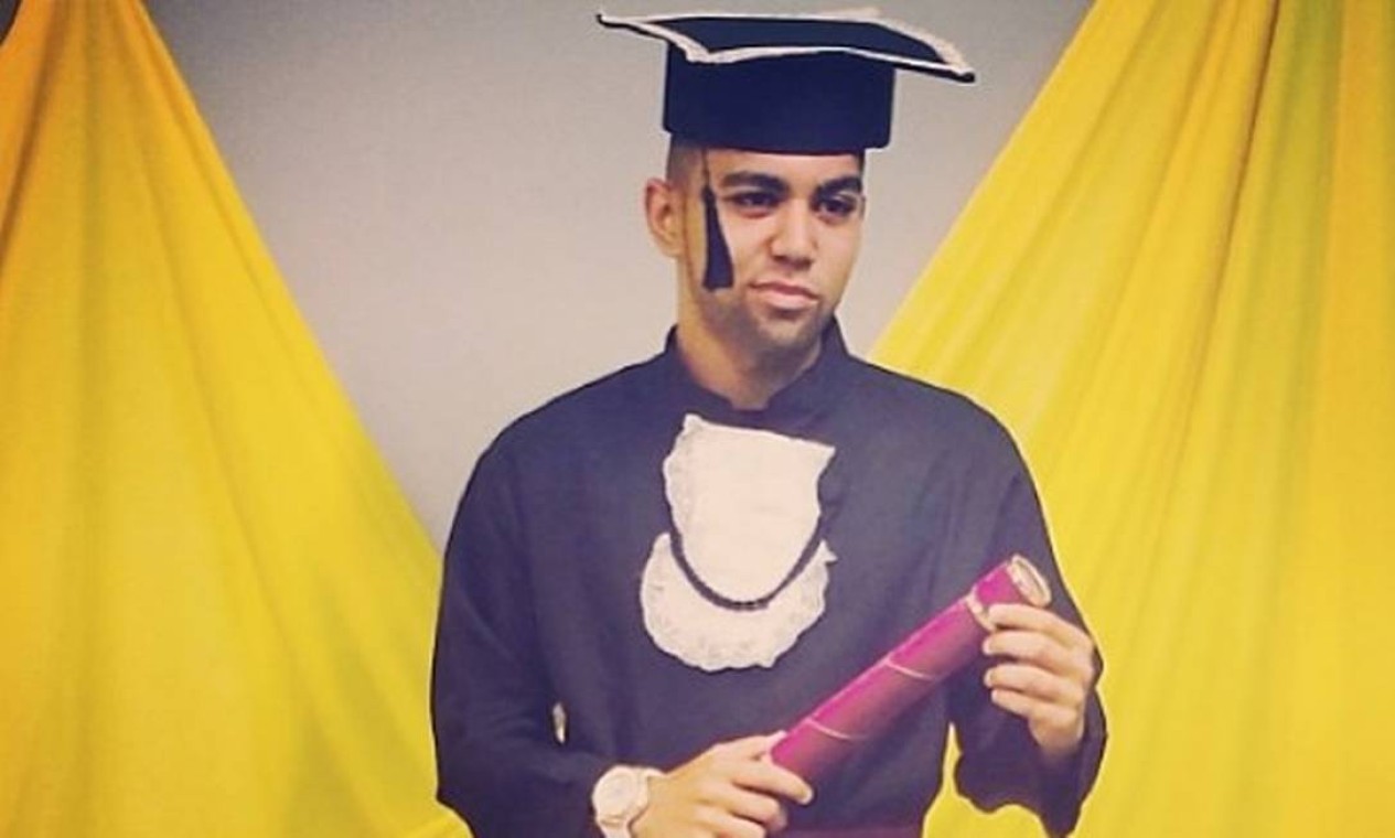 Gabigol durante formatura no Ensino Médio Foto: Arquivo pessoal