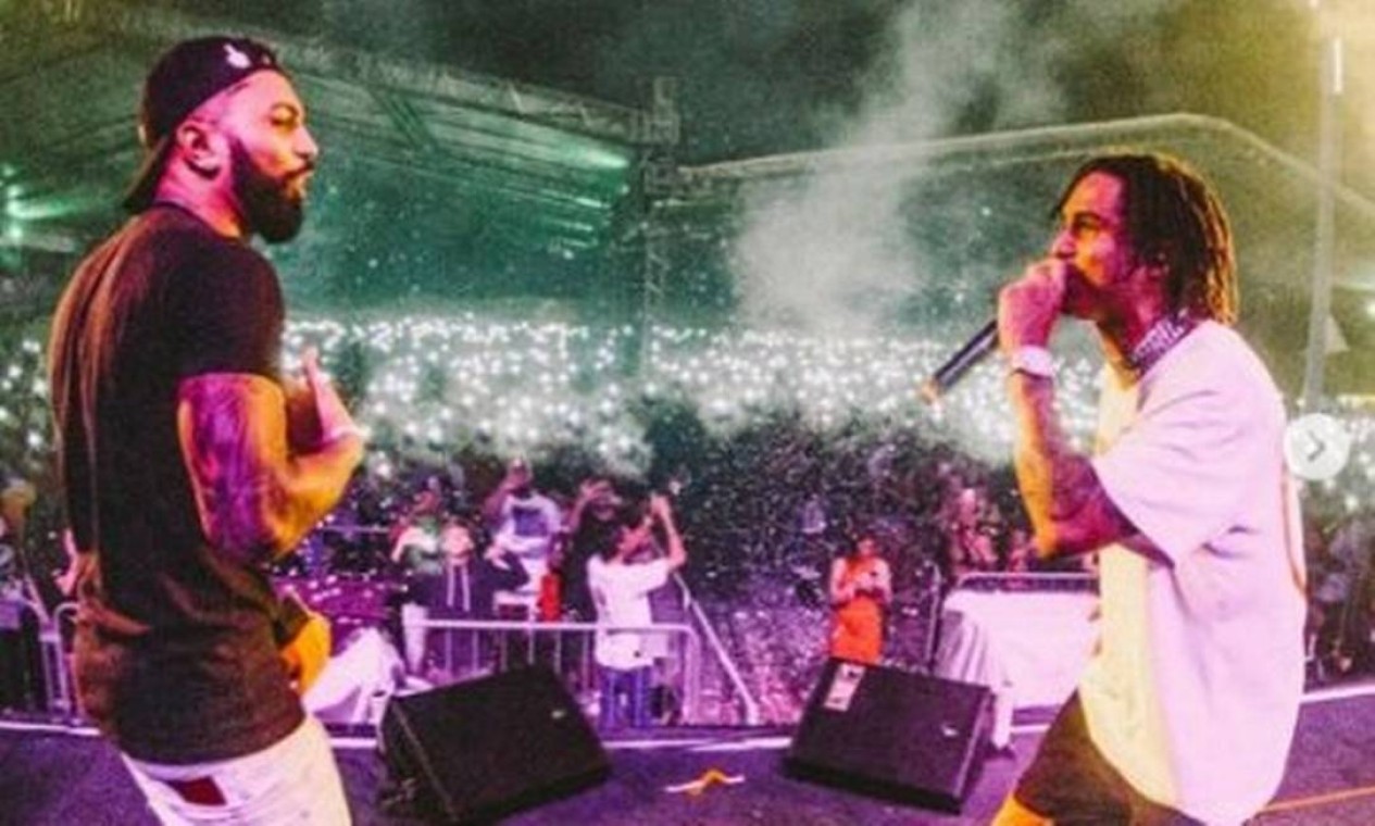 Amigo de rapper, Gabigol passou a se aventurar nos palcos mais recentemente, como fez num show de Matuê Foto: Reprodução / Instagram