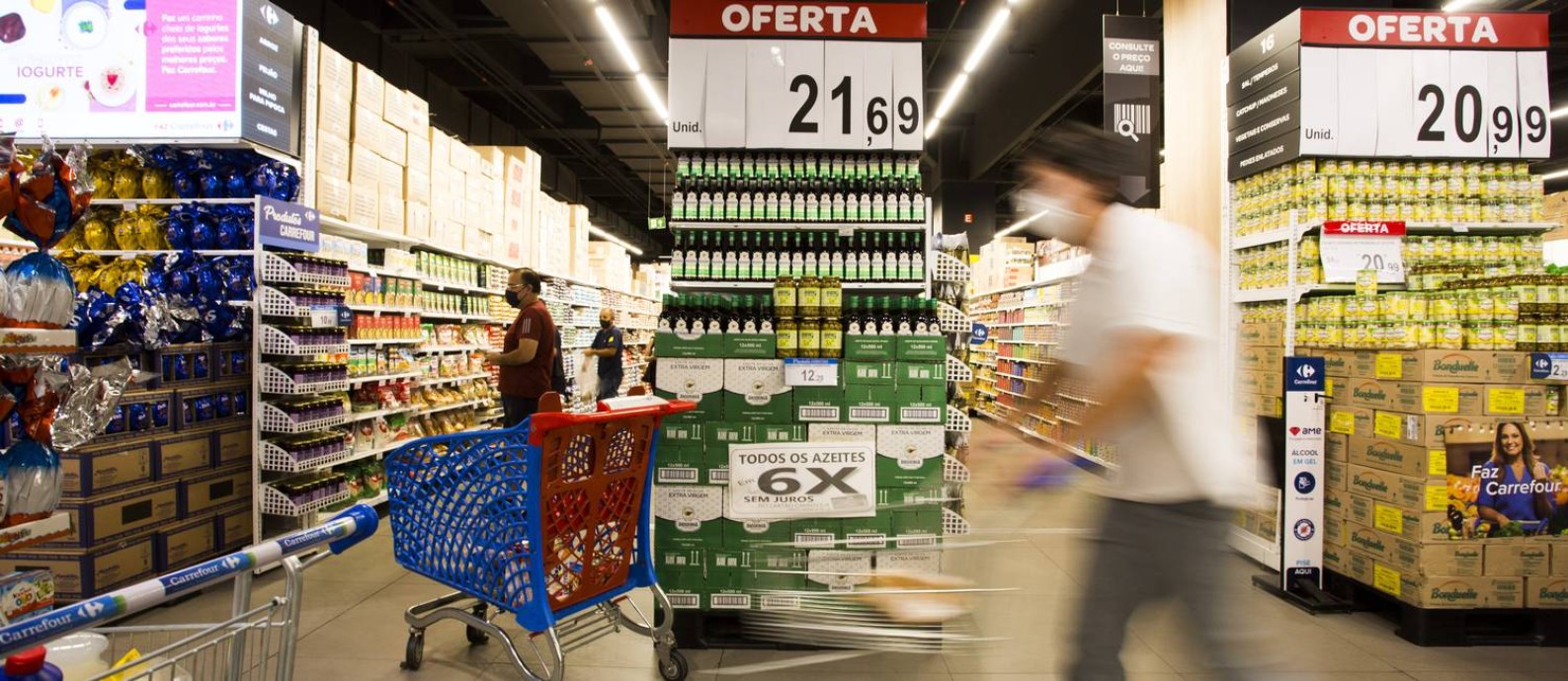 Com a inflação apertando o bolso, o consumidor tirou itens mais caros do carrinho no supermercado. Entraram os mais acessíveis e de marca própria das varejistas Foto: Maria Isabel Oliveira / Agência O Globo