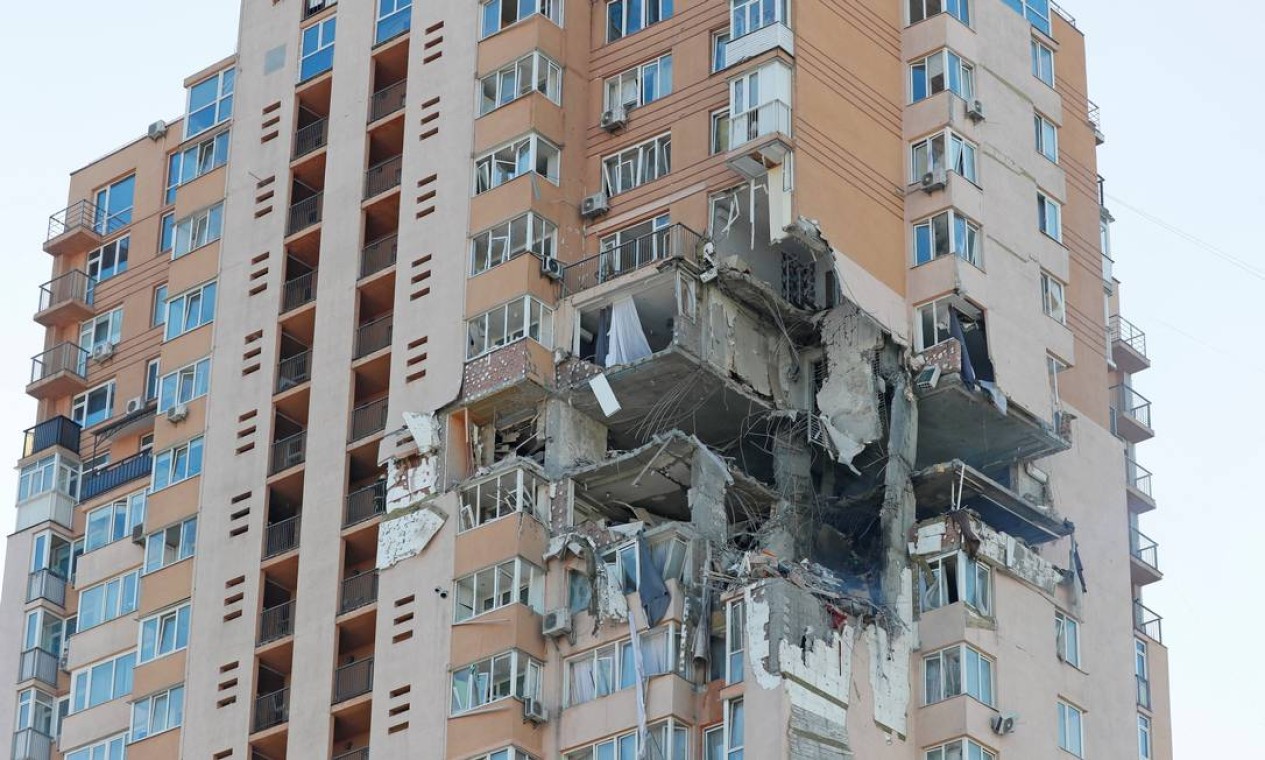 Prédio em Kiev foi alvo de míssil nos primeiros dias da guerra na Ucrânia Foto: GLEB GARANICH / REUTERS