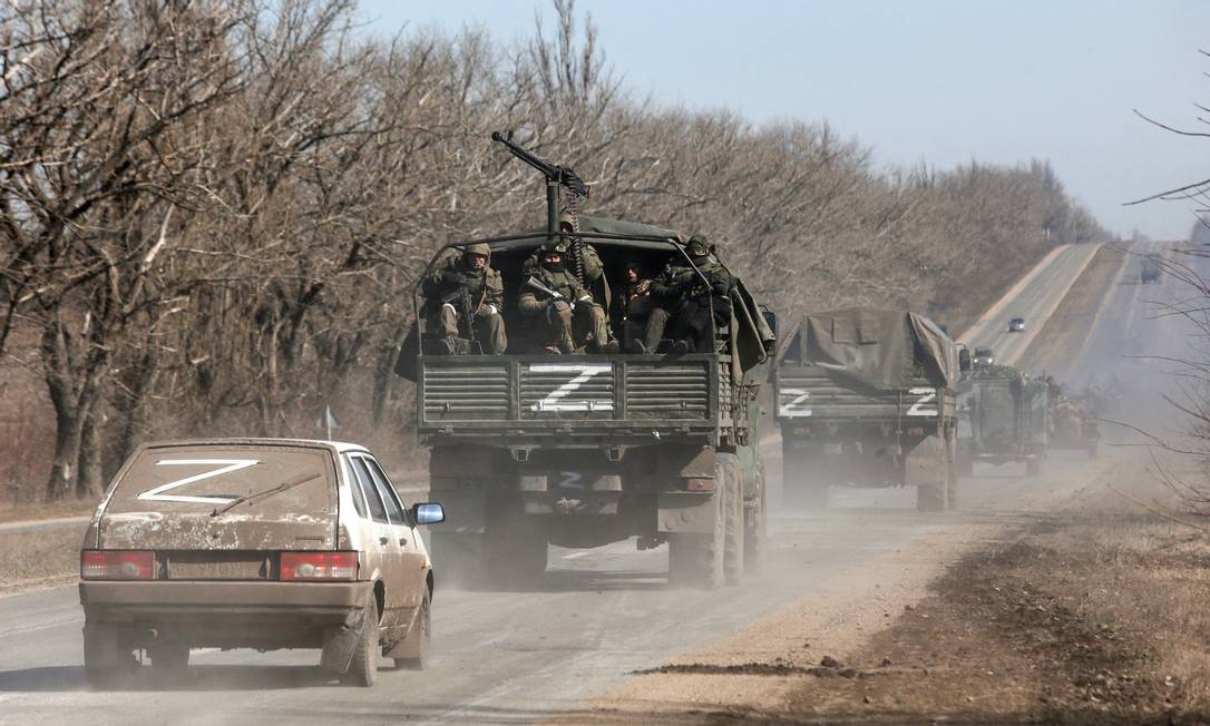 Comboio de forças russas nos arredores de Volnovakha, na região de Donetsk Foto: ALEXANDER ERMOCHENKO / REUTERS