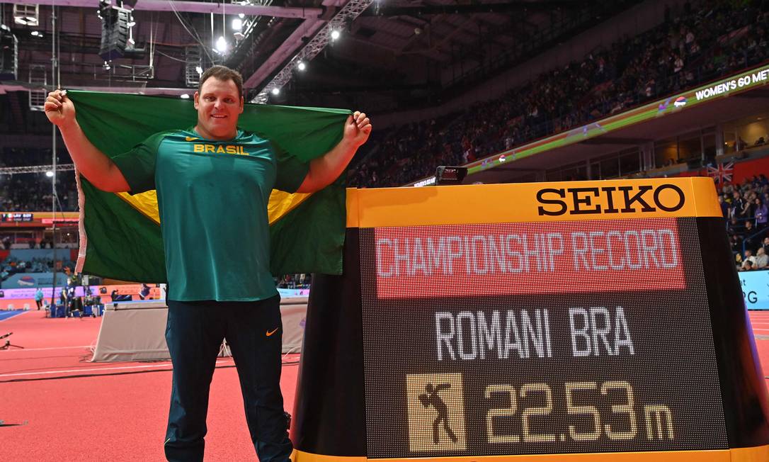 Darlan Romani comemora sua medalha de ouro no Mundial Indoor de atletismo em Belgrado Foto: ANDREJ ISAKOVIC / AFP