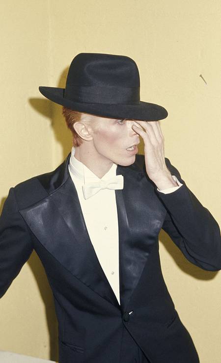 Como não amar David Bowie? O astro optou por esse blazer com lapelas exageradas, em 1975, acompanhado de um chapéu para lá de estiloso Foto: Ron Galella / Ron Galella Collection via Getty