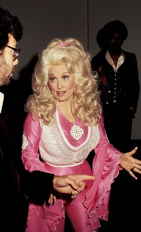 Em 1977, foi a vez de Dolly Parton fazer história na premiação com todo o seu exagero divertidíssimo Foto: Ron Galella / Ron Galella Collection via Getty