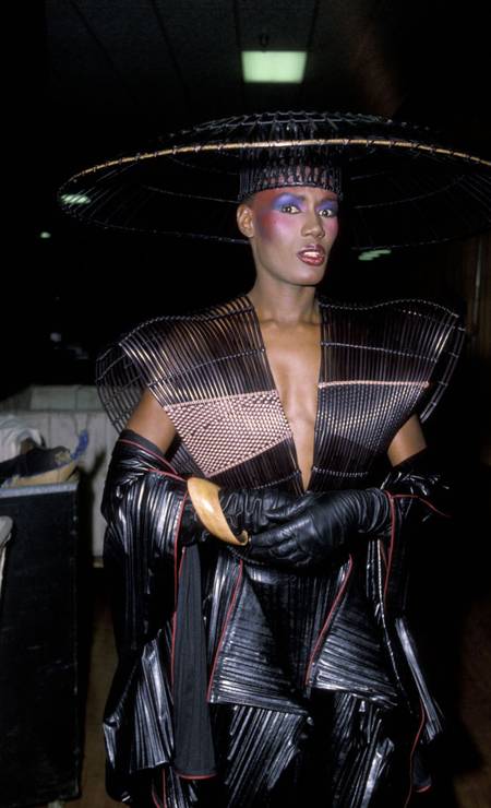 Grace Jones sendo Grace Jones! A cantora entregou tudo na premiação de 1983 Foto: Ron Galella / Ron Galella Collection via Getty