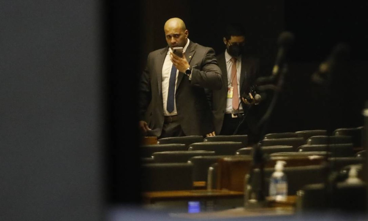 O deputado Daniel Silveira caminha no plenário da Câmara dos Deputados, onde se refugiou para evitar que a PF cumprisse a ordem de Moraes Foto: Cristiano Mariz / Agência O Globo - 29/03/2022