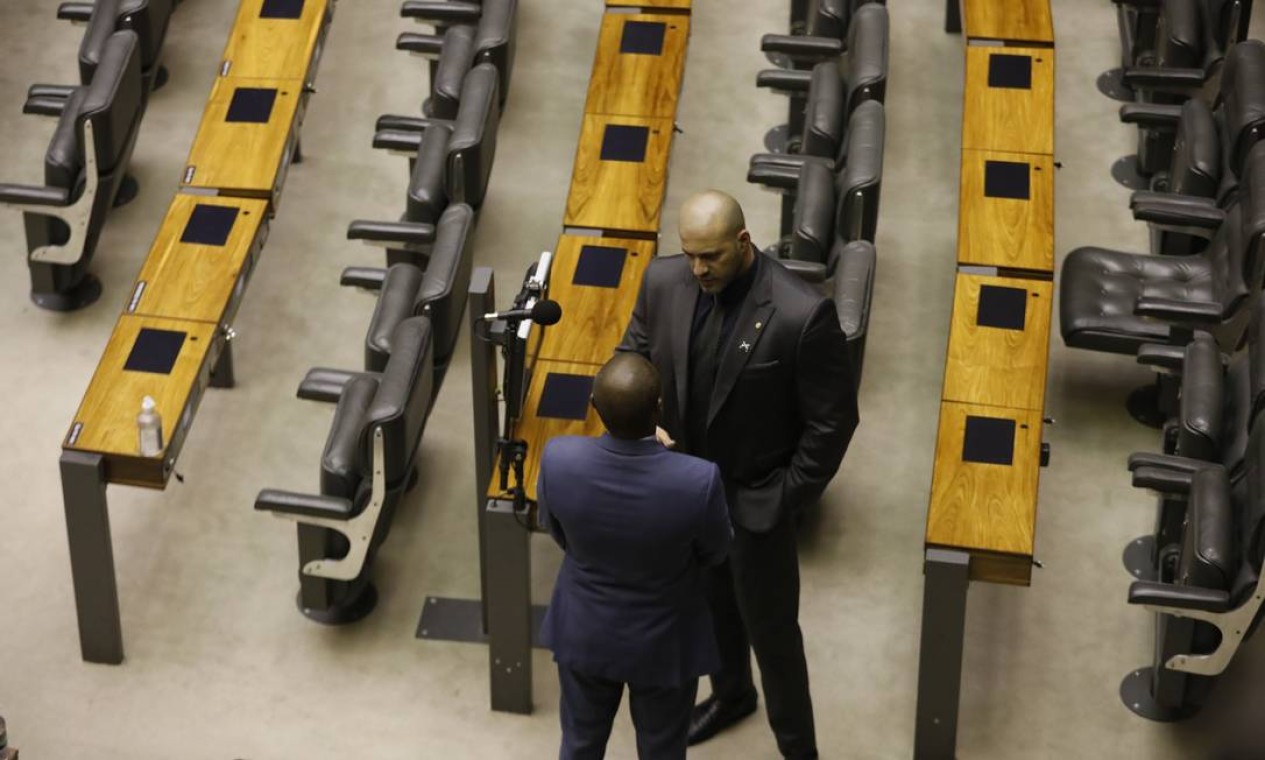 Deputado Daniel Silveira no Plenário da Câmara após dormir em gabinete Foto: Cristiano Mariz / Agência O Globo