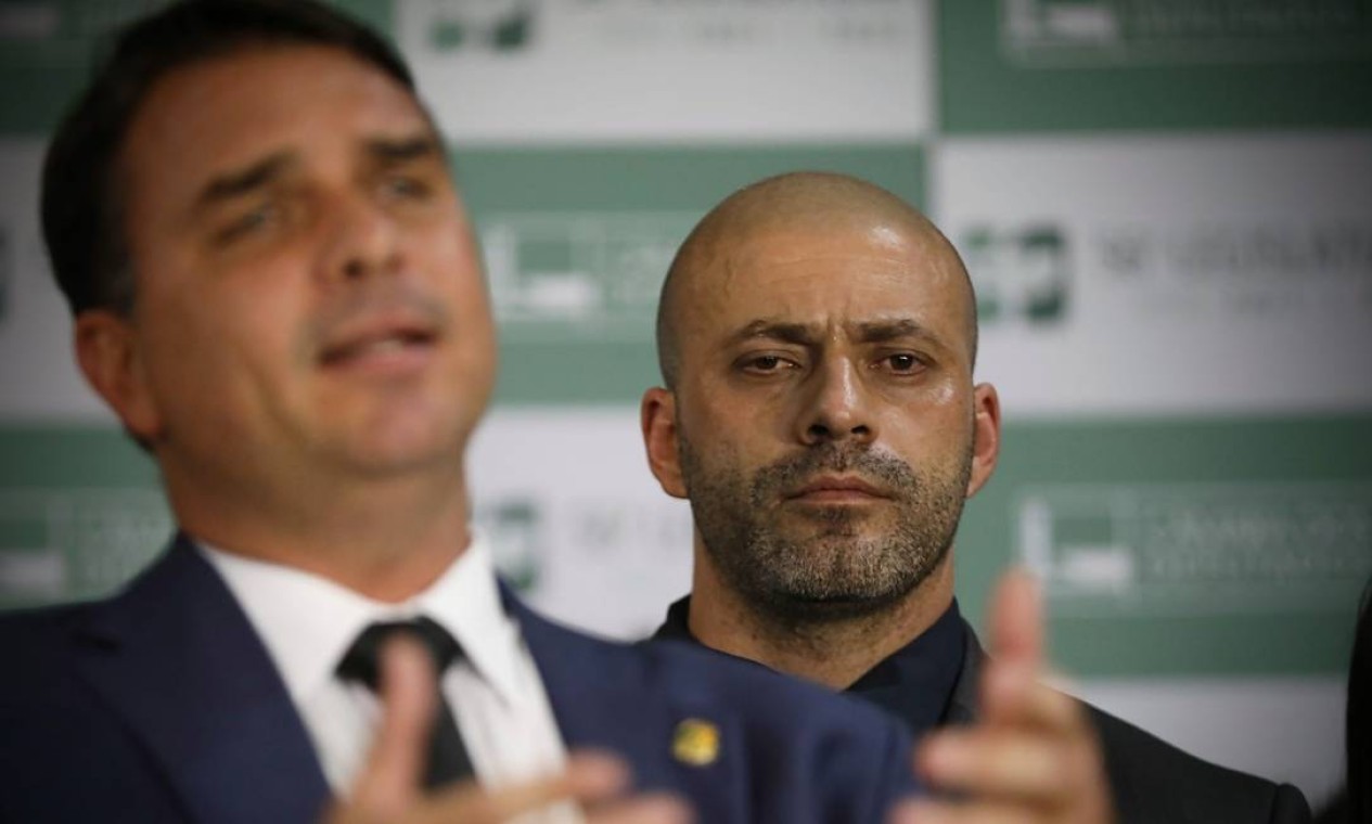 Daniel Silveira e Flávio Bolsonaro durante coletiva na Câmara dos Deputados, netsa quarta-feira Foto: CRISTIANO MARIZ / Agência O Globo