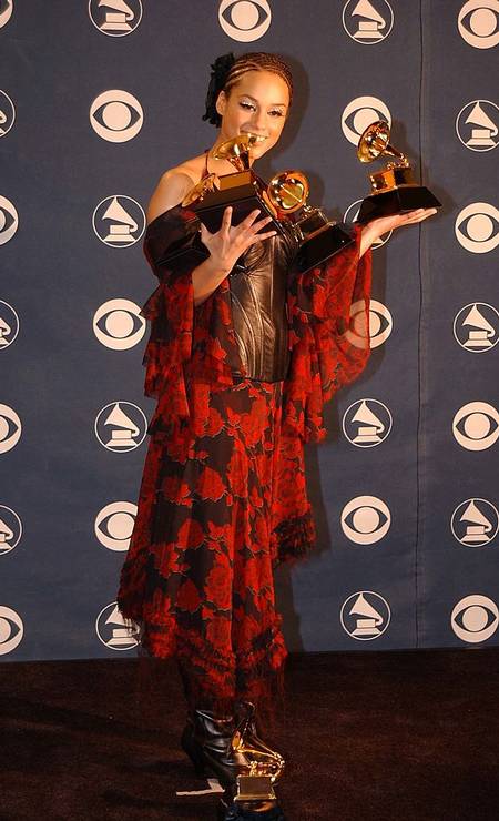 Em 2002, Alicia Keys combinou um corpete de couro com um vestido estampado de rosas vermelhas Foto: Jeff Kravitz / FilmMagic, Inc