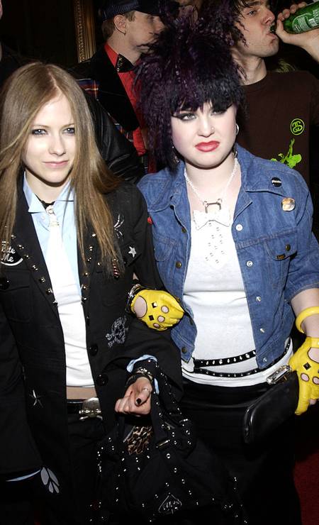 Quem aí curtiu o rock adolescente de Avril Lavigne e Kelly Osbourne? As duas fizeram a linha miguxas em 2003 Foto: L. Busacca / WireImage