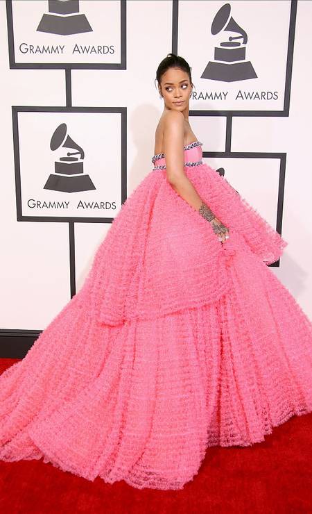 Rihanna encantou o mundo com esse vestido Giambattista Valli no mesmo ano Foto: Dan MacMedan / WireImage