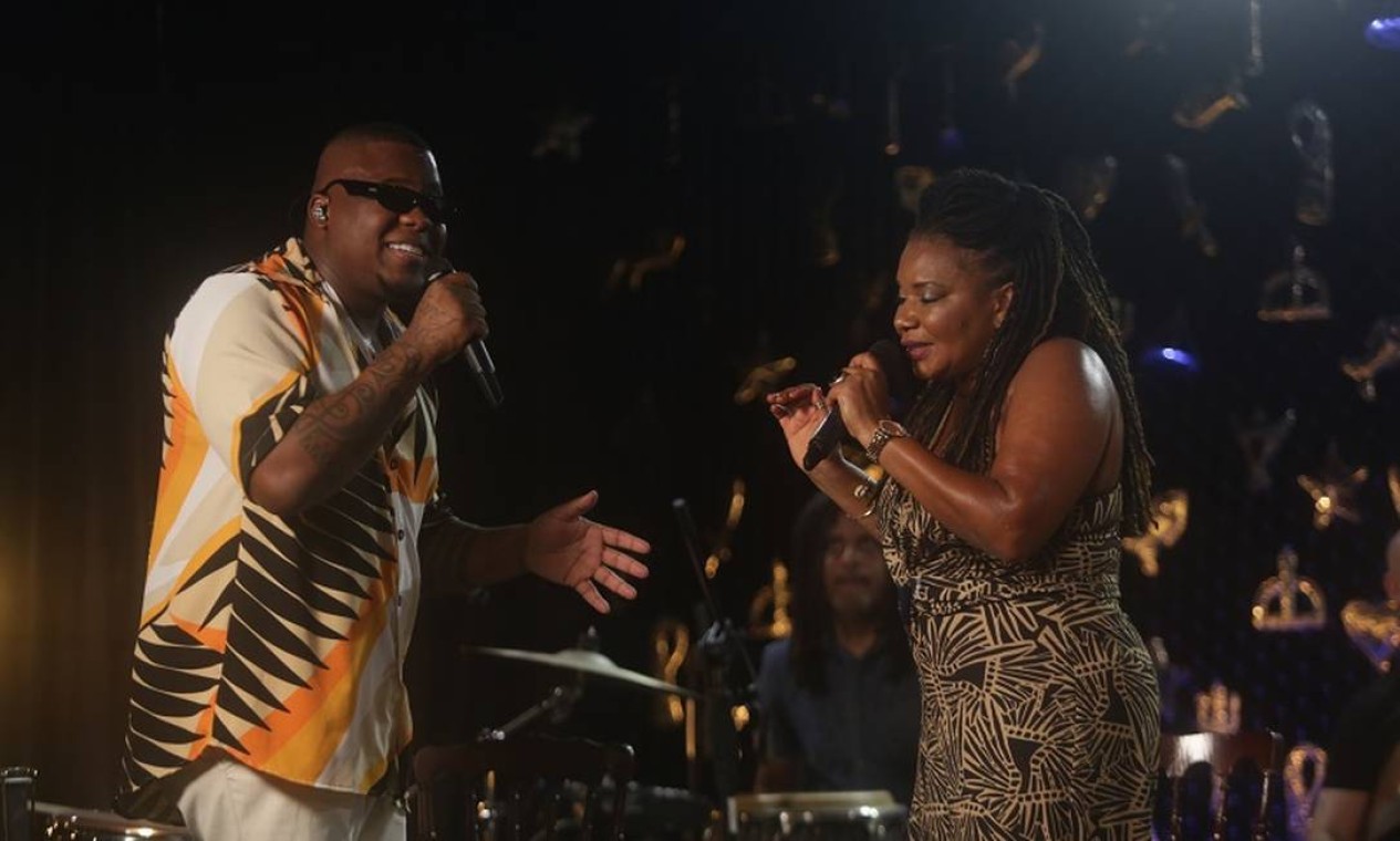 Filipe Escandurras, compositor de 'Lepo lepo' e músicas gravadas por Ivete Sangalo, Marília Mendonça, entre outros, canta com Margareth Menezes no palco da Casa Rosa Foto: Divulgação / Sércio Freitas