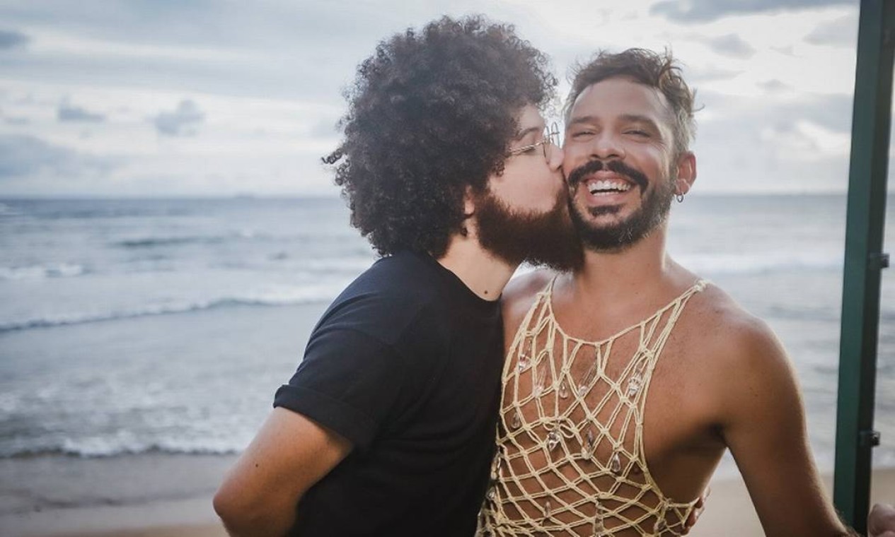 Os artistas pernambucanos Martins e Almério, que são parceiros em trabalhos, estavam na plateia dos shows e desbravaram os bares de Salvador dando canjas Foto: Divulgação / Sércio Freitas