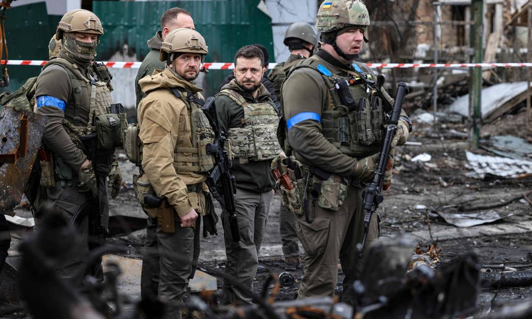 O presidente ucraniano Volodymyr Zelensky em visita à cidade de Bucha após a Ucrânia acusar a Rússia de atrocidades na região Foto: Ronaldo Schemidt / AFP