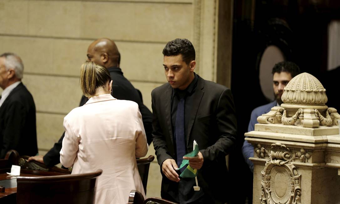 RI Rio de Janeiro (RJ) 31 / 03 / 2022 - Gabriel Monteiro na Câmera Municipal e na porta fala com pessoas que faziam ato em defesa do Bolsonaro.
Foto Alexandre Cassiano Foto: Alexandre Cassiano / Agência O Globo