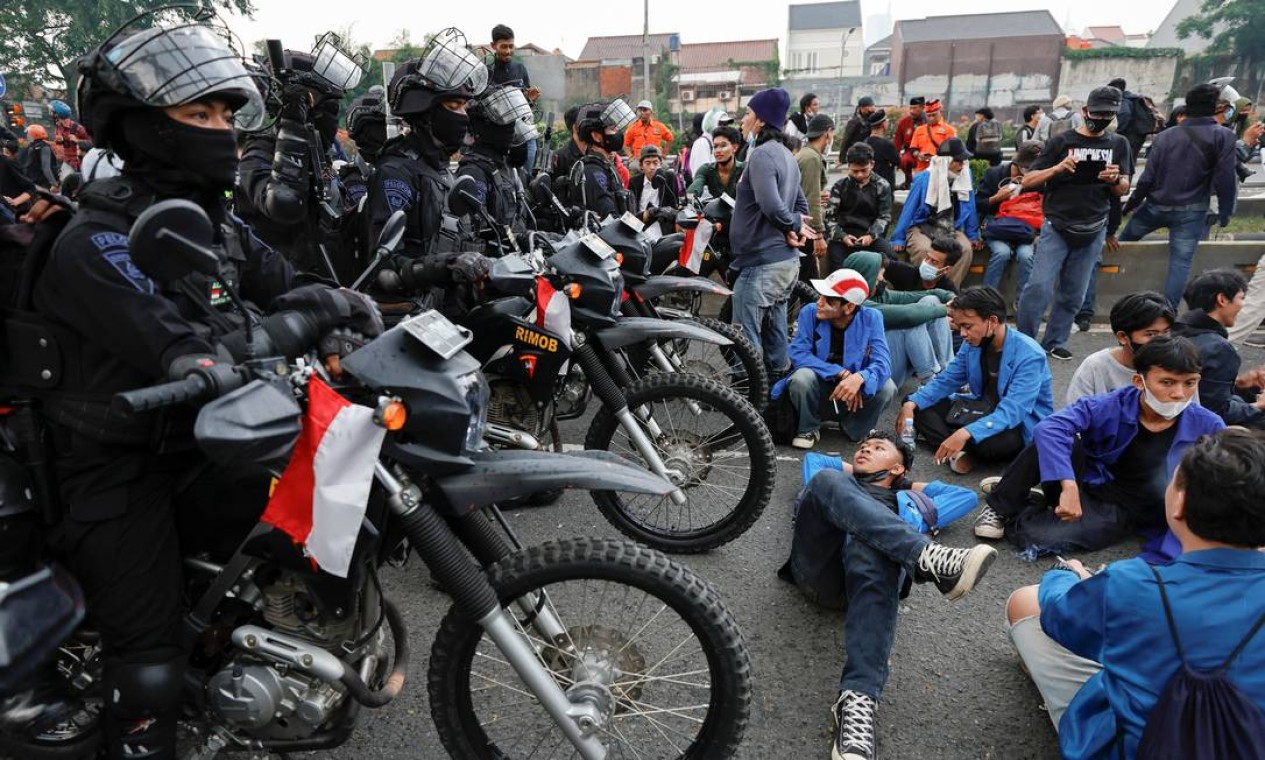 Polícia de choque tenta desmobilizar protesto contra proposta de estender o mandato do presidente da Indonésia, Joko Widodo, e adiar as eleições de 2024, em frente ao prédio do Parlamento em Jacarta Foto: WILLY KURNIAWAN / REUTERS