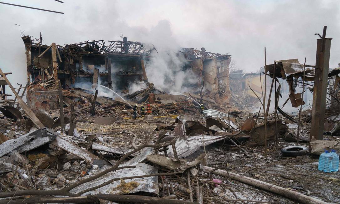 Destruição após bombardeio em Dnipro, na Ucrânia Foto: EMRE CAYLAK / AFP