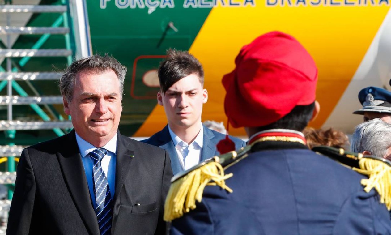 Renan e o pai, Bolsonaro, durante viagem à Argentina, em 2019 Foto: Alan Santos / PR